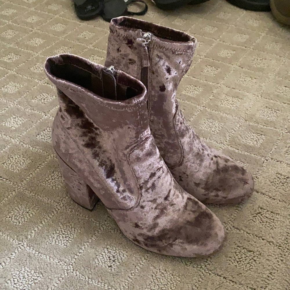 STEVE MADDEN LIKE NEW 8.5 VELVET BOOTIE